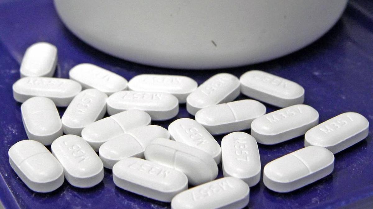Accidental overdoses aren’t the only deadly risk from using powerful prescription painkillers such as hydrocodone shown above. The drugs may also contribute to heart-related deaths and other fatalities, according to research published Tuesday in the Journal of the American Medical Association.