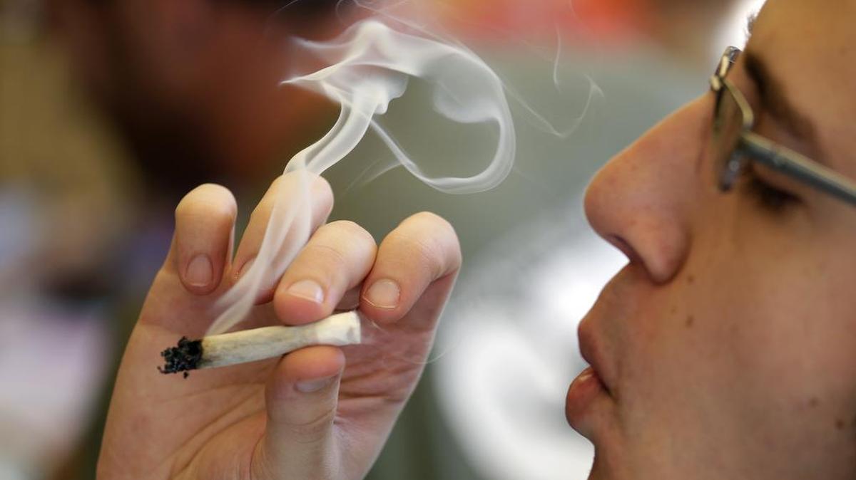 Smoking weed is less harmful to your brain than drinking alcohol, a new study suggests.