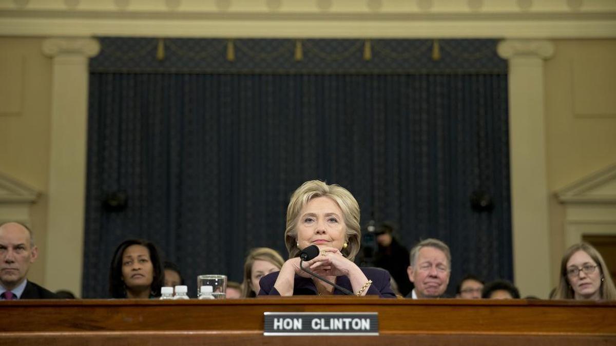 La ex secretaria de Estado y aspirante a la candidatura presidencial demócrata para 2016, Hillary Clinton, testifica ante el Comité de la Cámara de Representantes que investiga el ataque al consulado estadounidense en Bengasi (Libia), en el Capitolio de Washington, Estados Unidos, hoy 22 de octubre de 2015.
