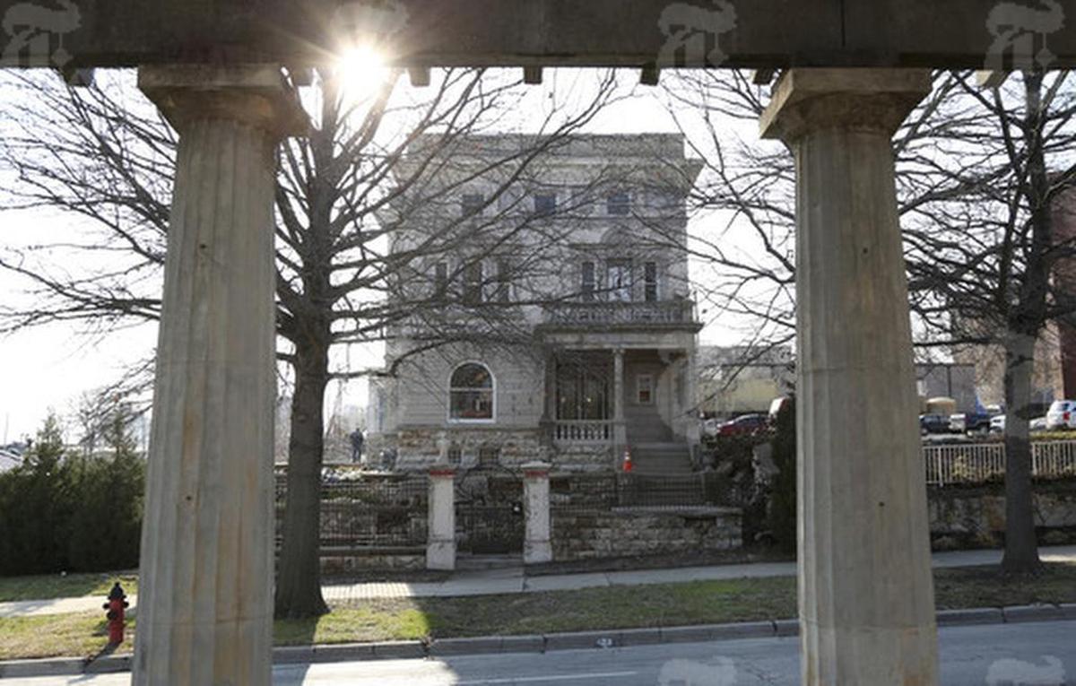 Some parts of the Paseo in Kansas City feature medians with columns and pergolas as well as historic buildings.
