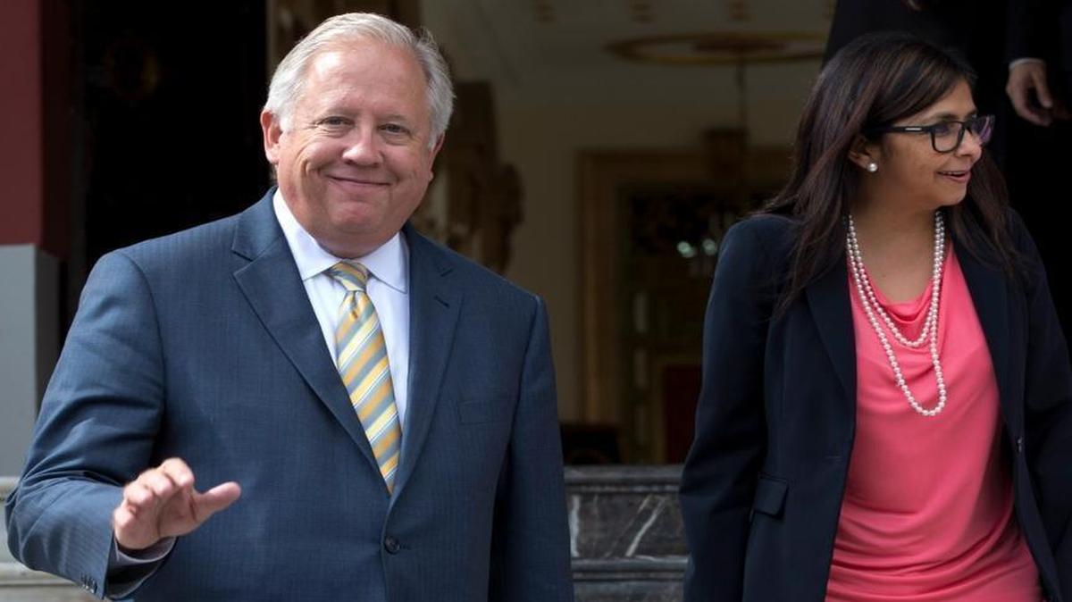 U.S. diplomat Thomas Shannon, left, smiles towards the press as he walks with Venezuela's Foreign Minister Delcy Rodriguez, after a private meeting with President Nicolas Maduro at Miraflores Presidential Palace in Caracas, Venezuela, Wednesday, June 22, 2016.