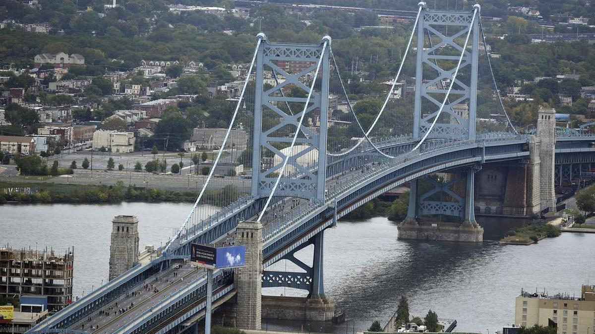 
People walk over the Benjamin Franklin Bridge to attend the Papal Mass in Philadelphia on on Sunday, Sept. 27, 2015, Pope Francis’ last of his six-day visit to the United States.
