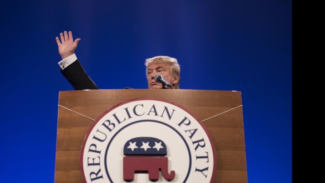 
Donald Trump, president and chief executive of Trump Organization Inc., waves during the Republican Party of Iowa's Lincoln Dinner in Des Moines, Iowa, U.S., on Saturday, May 16, 2015. 

