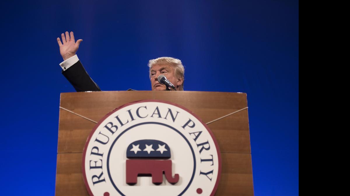 
Donald Trump, president and chief executive of Trump Organization Inc., waves during the Republican Party of Iowa's Lincoln Dinner in Des Moines, Iowa, U.S., on Saturday, May 16, 2015. 
