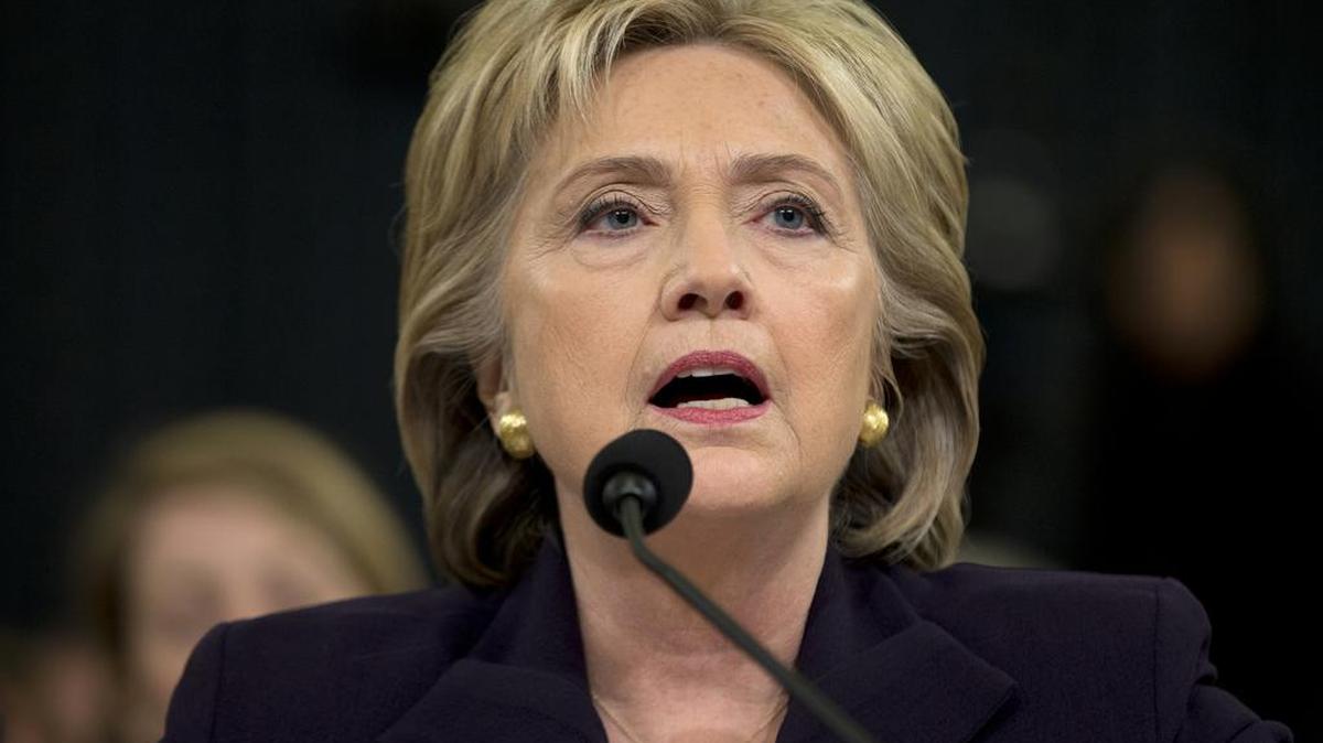 La ex secretaria de Estado y aspirante a la candidatura presidencial demócrata para 2016, Hillary Clinton, testifica ante el Comité de la Cámara de Representantes que investiga el ataque al consulado estadounidense en Bengasi (Libia), en el Capitolio de Washington, Estados Unidos, hoy 22 de octubre de 2015.