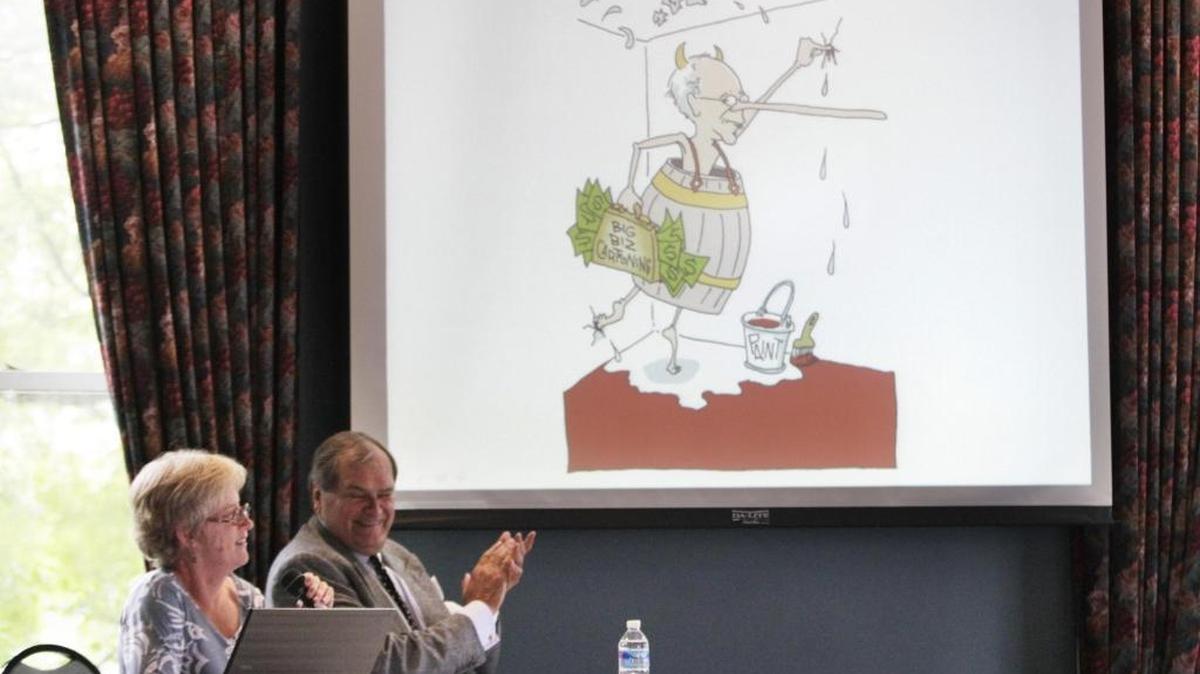 New Yorker cartoonist William Hamilton, right, applauded as fellow cartoonist Signe Wilkinson of the Philadelphia Daily News unveiled her drawing of Herald-Leader cartoonist Joel Pett. They were in Lexington for a panel discussion and cartooning demonstration at the Carnegie Center in conjunction with an exhibit of Pett’s work. Hamilton, 76, died Friday in a traffic accident on Old Richmond Road.