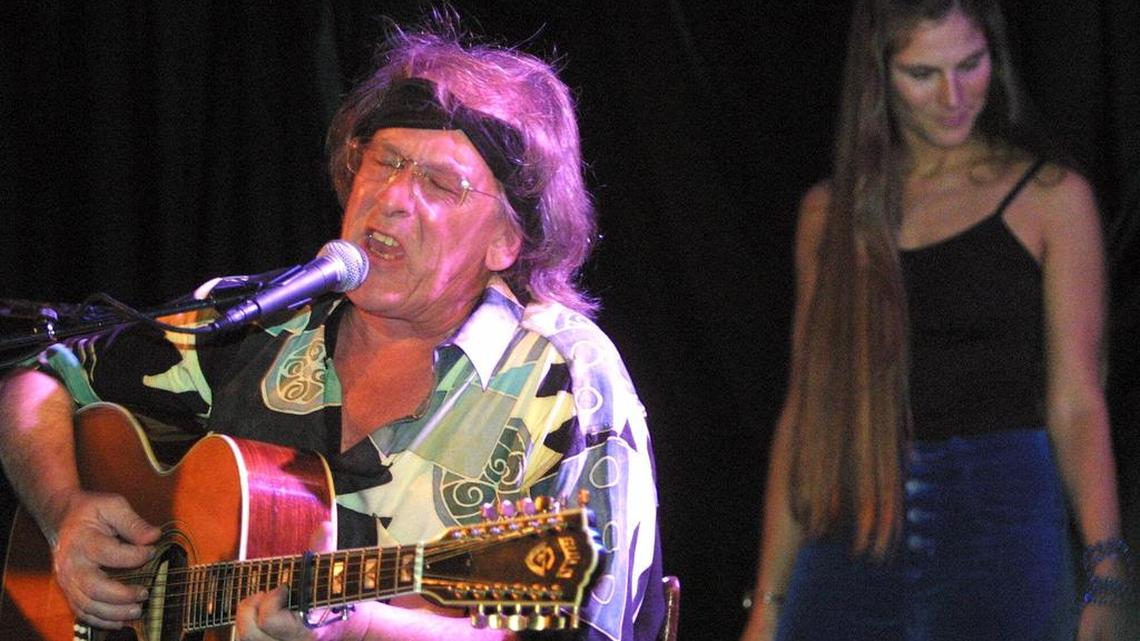 Jefferson Starship’s Paul Kantner, left, performs in front of Diana Mangano during a benefit concert in New York on June 20, 2001.