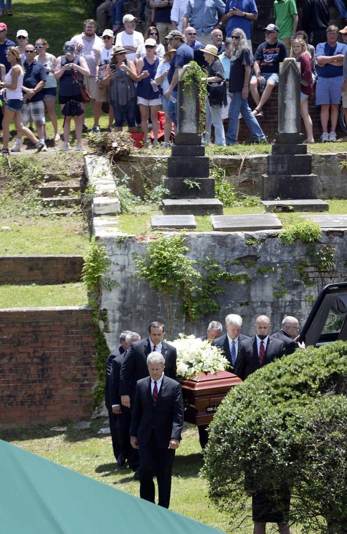 It wasn't easy to find a seat at Rose Hill Cemetery Saturday where hundreds came to pay their respects as Gregg Allman was laid to rest.