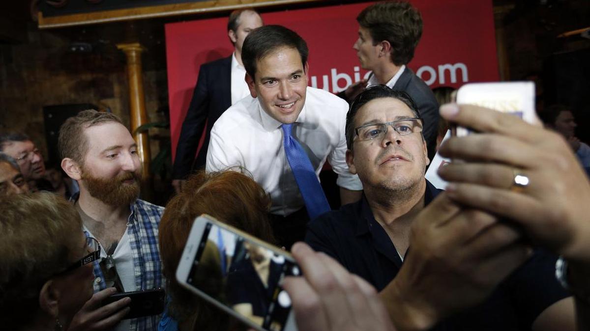 
Republican presidential candidate, Sen. Marco Rubio, R-Fla., center, poses for photos at an event at a restaurant on Friday, Oct. 9, 2015, in Las Vegas, where he spent much of the weekend. 
