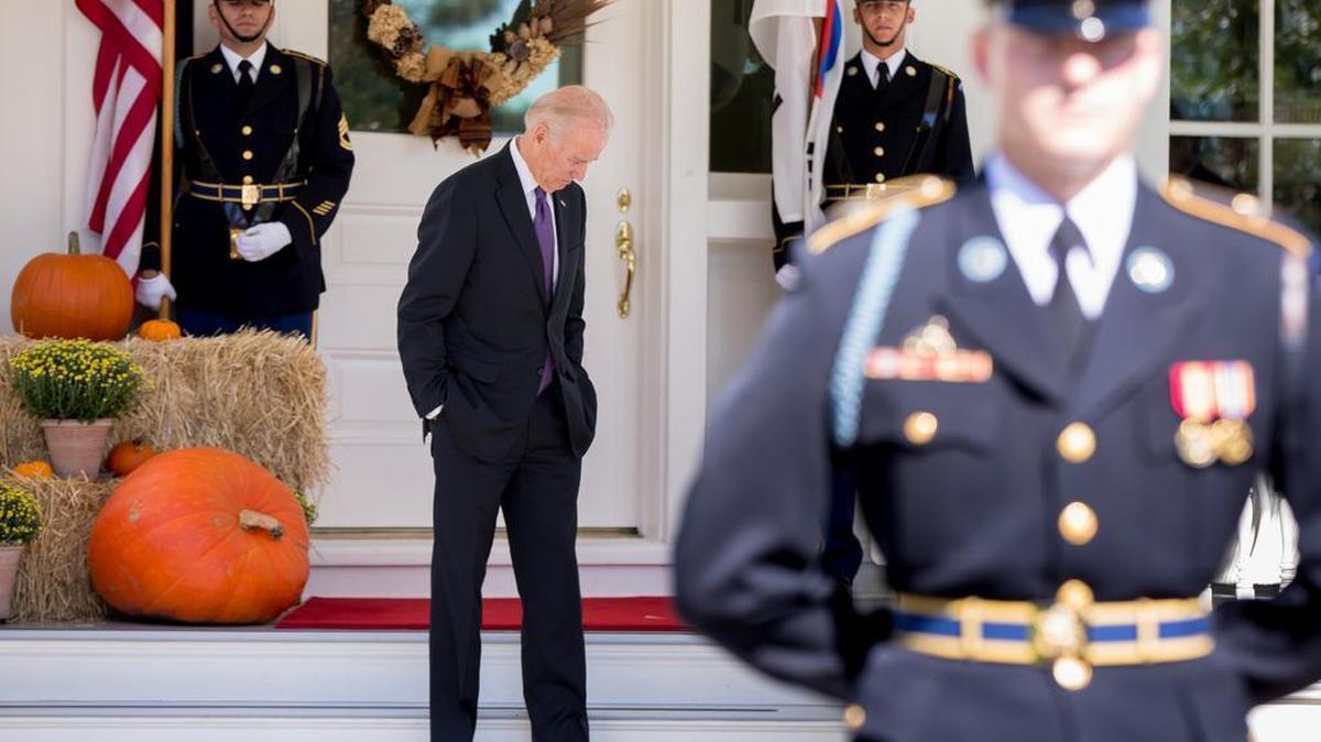 
Vice President Joe Biden waits for South Korean President Park Geun-hye to arrive for lunch at the Naval Observatory, Thursday, Oct. 15, 2015, in Washington. 
