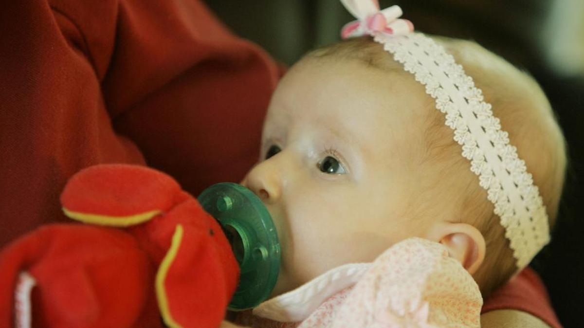 Allergists found in a new study that parents who sucked on their baby’s pacifiers to clean them transferred bacteria to their infants that helped prevent allergies and asthma from developing.