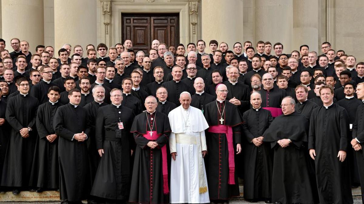 
Pope Francis, center, takes a moment with seminarians on the steps of St. Martin of Tours Chapel at St. Charles Borromeo Seminary, following his address to the Bishops on Sunday, Sept. 27, 2015 in Wynnewood, Pa. 
