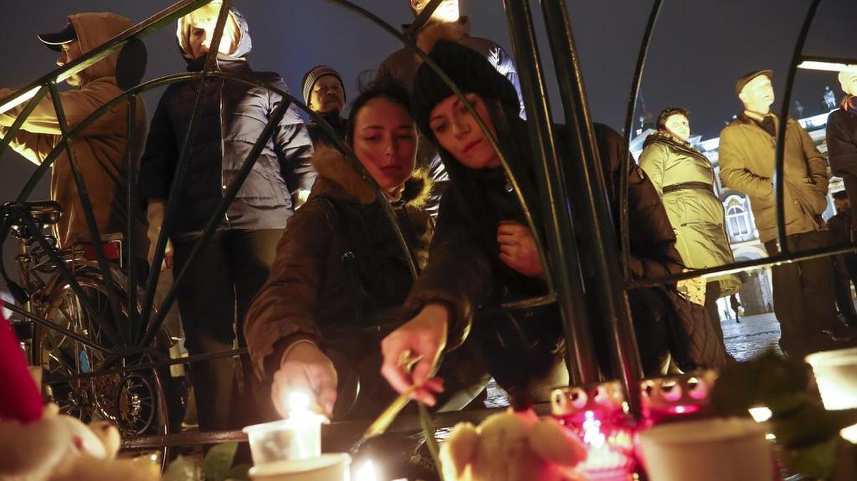 People light candles during a day of national mourning for the plane crash victims at Dvortsovaya (Palace) Square in St. Petersburg on Sunday, Nov. 1, 2015.