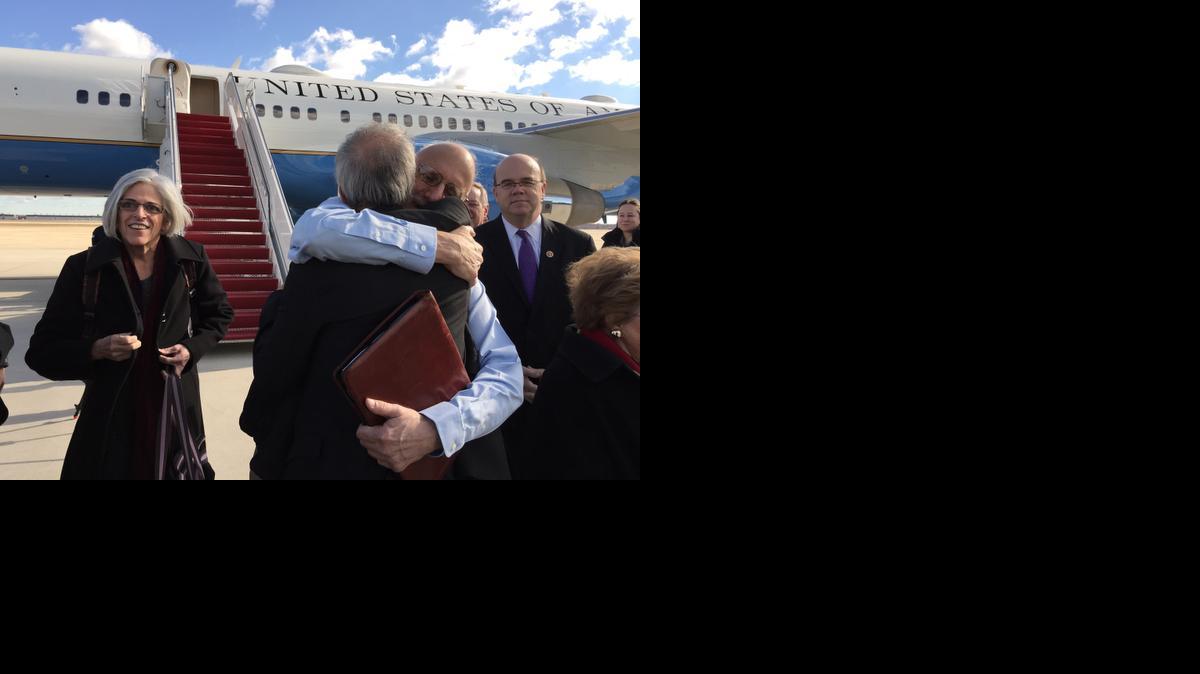  Alan Gross abraza a Tim Rieser, colaborador del senador Patrick Leahy, D-Vt, a su llegada a la Base Andrews de la Fuerza Aérea.