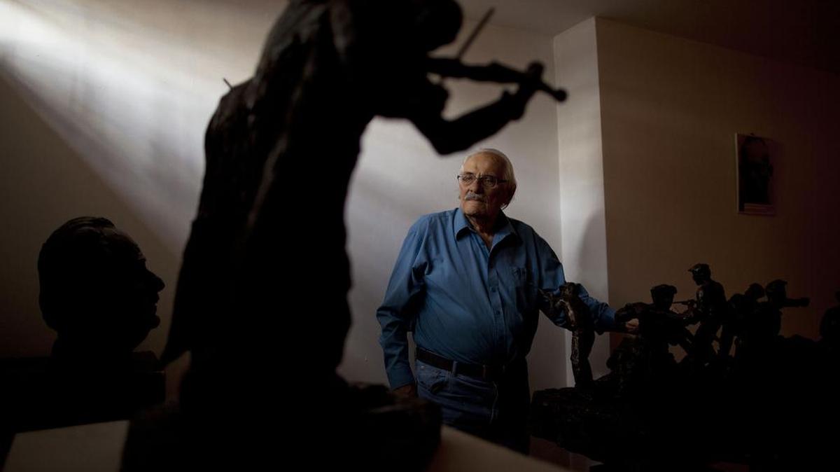 Holocaust survivor Samuel Willenberg poses for a 2010 picture at his studio, during an interview with the Associated Press in Tel Aviv, Israel. Willenberg, the last survivor of Treblinka, the Nazi death camp where 875,000 people were killed, has died at 93.