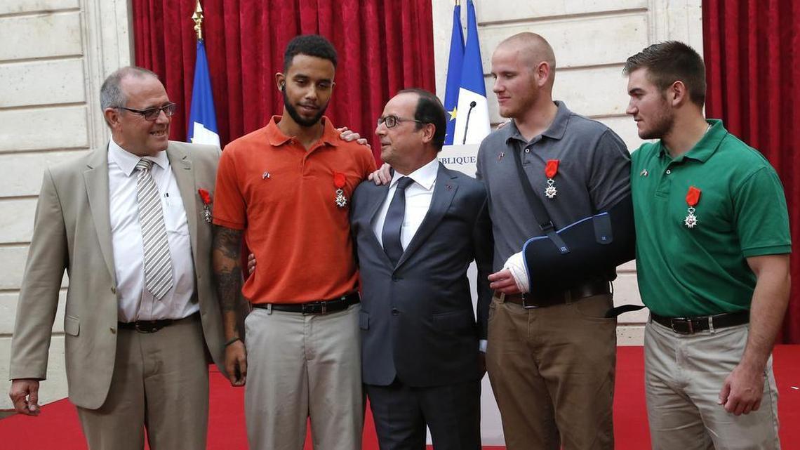 
From the left, British businessman Chris Norman, Anthony Sadler, a senior at Sacramento State University in California, French President Francois Hollande, U.S. Airman Spencer Stone, and Alek Skarlatos, a U.S. National Guardsman from Roseburg, Ore., pose at the Elysee Palace on Monday in Paris after receiving Legion of Honor medals. 
