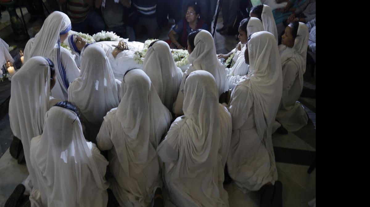 
Nuns pray as they surround the body of Sister Nirmala, who succeeded Mother Teresa, as the head of Missionaries of Charity, the order founded by the later in Kolkata, India, Tuesday, June 23, 2015. 
