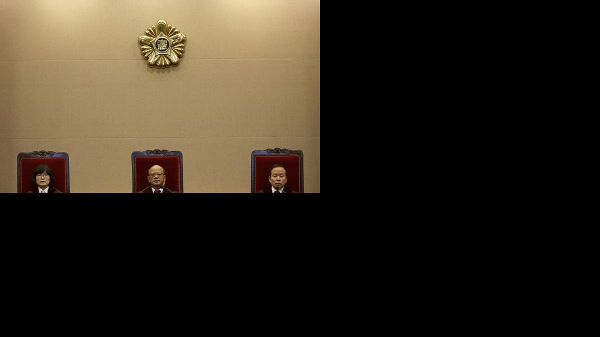 
Park Han-chul, center, president of South Korea's Constitutional Court, sits with other judges before the judgment at the Constitutional Court in Seoul, South Korea, Thursday, Feb. 26, 2015. 
