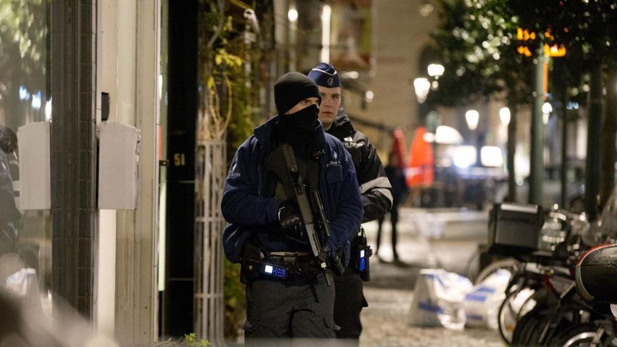 Police patrol during an operation in the center of Brussels on Sunday. Western leaders stepped up the rhetoric against the Islamic State group on Sunday as residents of the Belgian capital awoke to largely empty streets and the city entered its second day under the highest threat level. With a menace of Paris-style attacks against Brussels and a missing suspect in the deadly Nov. 13 attacks in France last spotted crossing into Belgium, the city kept subways and underground trams closed for a second day.