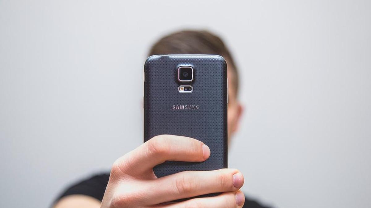 If you take six or more selfies per day, you’ve got it bad, a new study says.