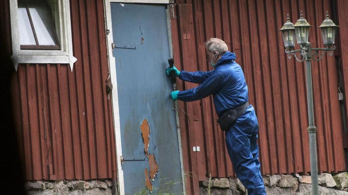 Lawyer: Doctor looking for girlfriend locked woman in bunker