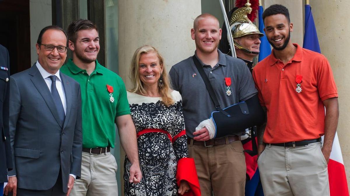 
From left, French President Francois Hollande, U.S. National Guardsman Alek Skarlatos, U.S. Ambassador to France Jane D. Hartley, U.S. Airman Spencer Stone and Anthony Sadler, a senior at Sacramento State University in California, pose for photographers as they leave the Elysee Palace in Paris after Hollande awarded the three men with the French Legion of Honor on Monday. 
