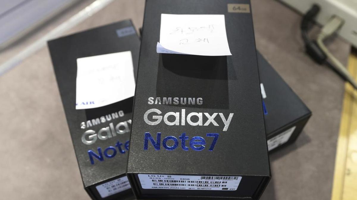Samsung has announced plans to send a software update that will make all Galaxy Note 7 phones unusable.