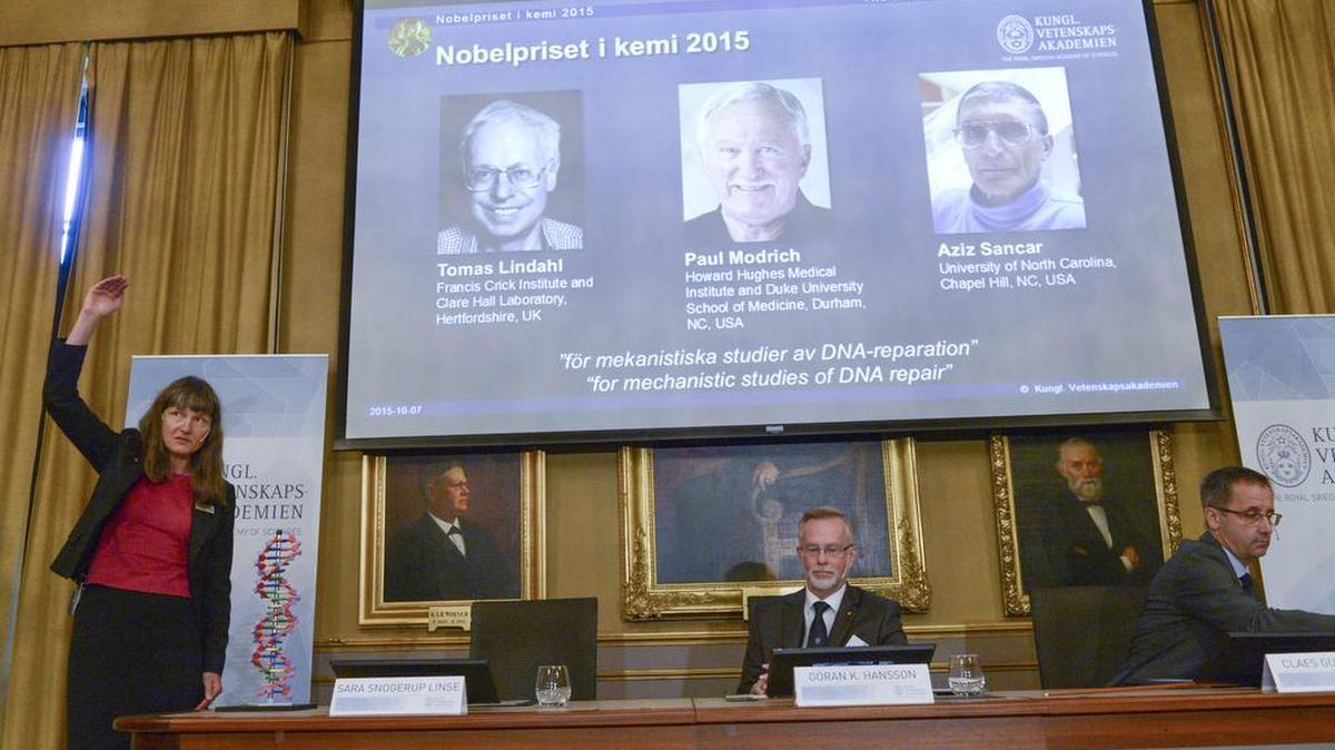 
Professor Sara Snogerup Linse, left explains why the laureates were awarded as Goran K. Hansson, centre and Claes Gustafsson, members of the Nobel Assembly sit, during a press conference at the Royal Swedish Academy in Stockholm, Wednesday, Oct. 7, 2015. Sweden's Tomas Lindahl, American Paul Modrich and U.S.-Turkish scientist Aziz Sancar won the Nobel Prize in chemistry on Wednesday for "mechanistic studies of DNA repair." 
