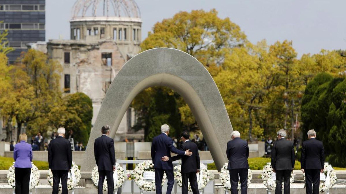 U.S. Secretary of State John Kerry, center left, puts his arm around Japan's Foreign Minister Fumio Kishida, center right, after they and fellow G7 foreign ministers laid wreaths at the cenotaph at Hiroshima Peace Memorial Park in Hiroshima, April 11, 2016.