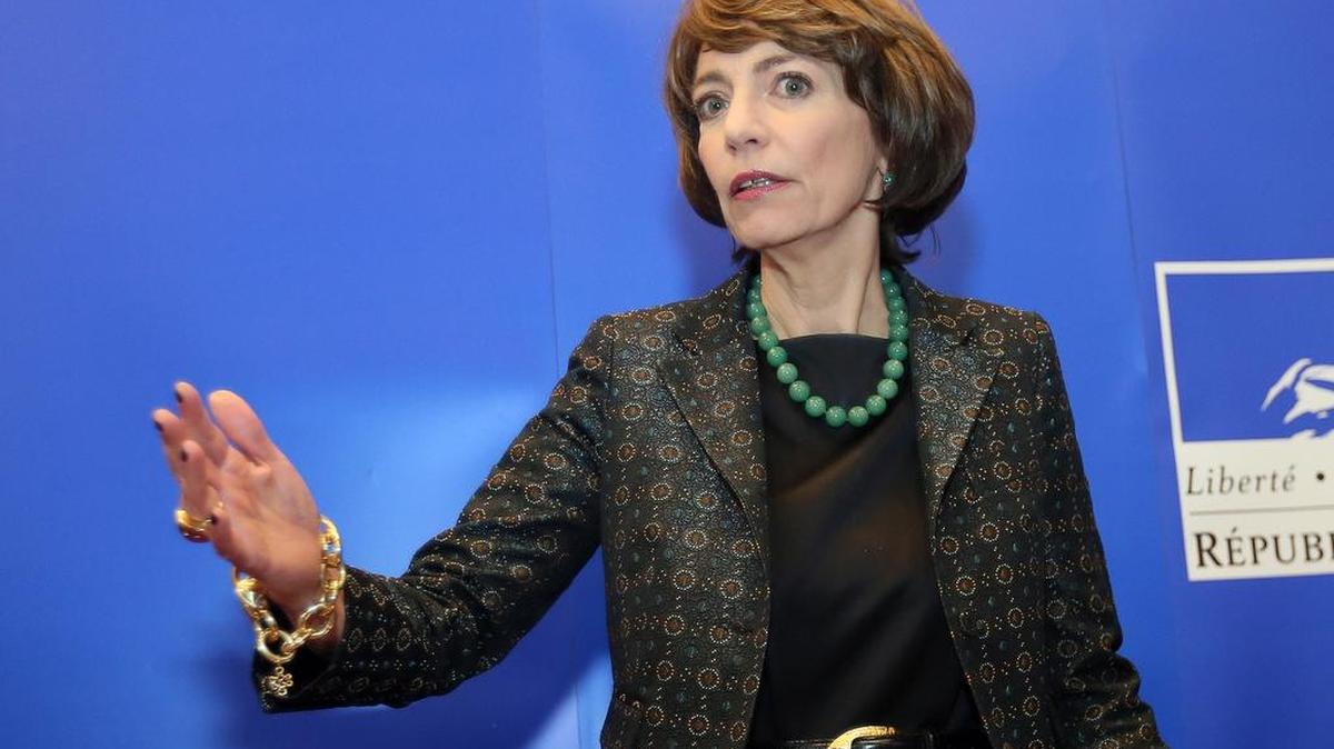 French Health Minister Marisol Touraine arrives to address the media during a Friday, Jan. 15, 2016, press conference in Rennes, western France. Six previously healthy medical volunteers have been hospitalized – including one man who has died –after taking part in a botched drug test at the Biotrial lab in western France, the French Health Ministry said Friday.