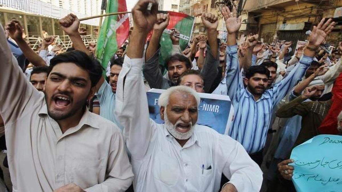 
People shout slogans against Saudi Arab to condemn Saudi-led airstrikes in Yemen, during a rally Friday, March 27, 2015, in Karachi, Pakistan. 
