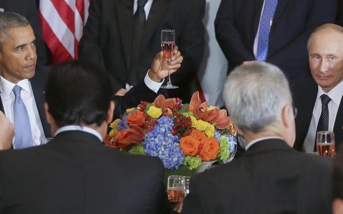 
U.S. President Barack Obama, left, and Russian President Vladimir Putin, right, toast during a luncheon, at United Nations headquarters, Monday, Sept. 28, 2015. 
