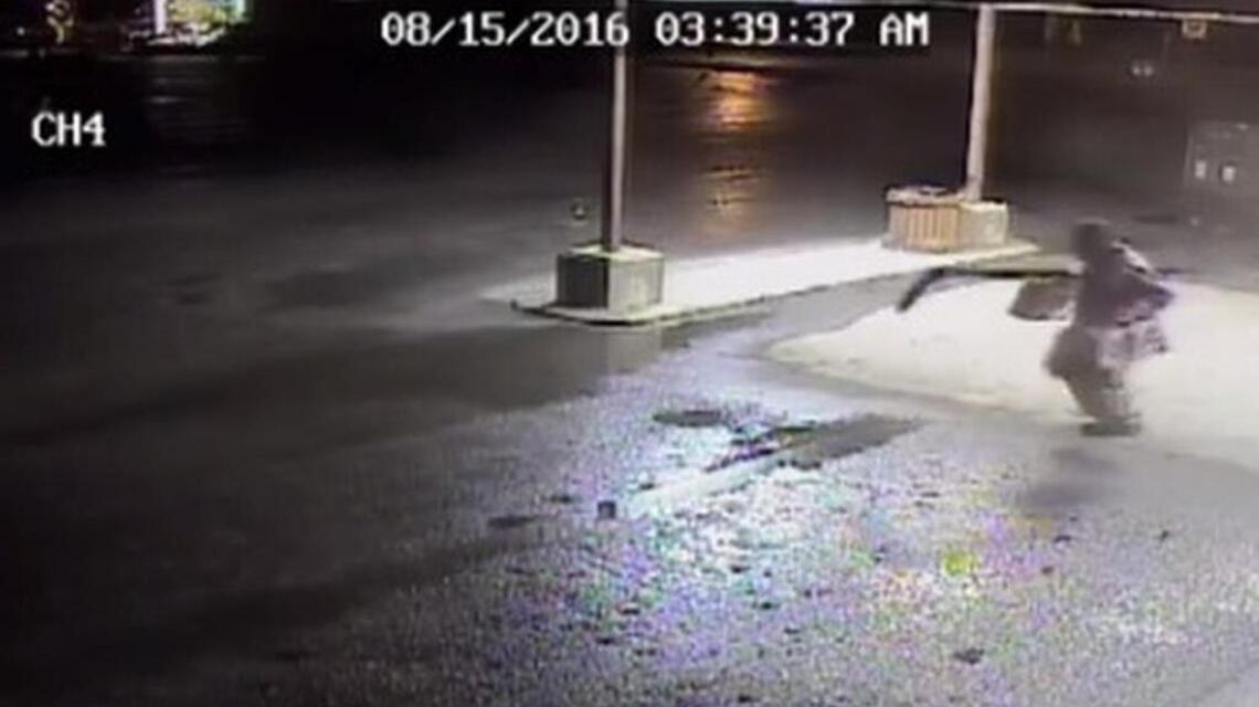 Robber in Canada disguises himself as a hockey goalie to steal American beer