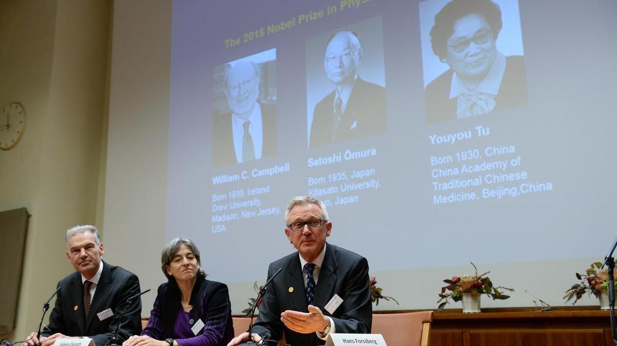 
Jan Andersson, Juleen Zierath and Hans Forssberg, members of the Karolinska Institute Nobel committee, talk to media at a press conference in Stockholm, Monday Oct. 5, 2015. The Nobel judges awarded the prize to Irish-born William Campbell, Satoshi Omura of Japan and Tu Youyou of China, the first ever medicine laureate from China. 
