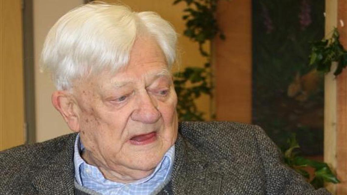 Richard Adams, author of 'Watership Down', reads from his book in 2008 at the Whitchurch (England) Arts presentation of Aldo Galli's paintings, which were inspired by the book.