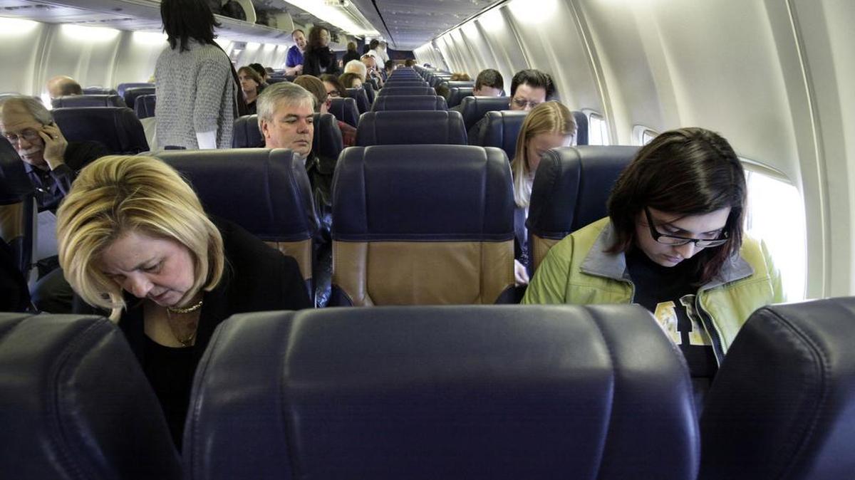 Persons at the window and aisle seats have their own armrests. What about the middle armrests? The consensus is that it's a shared space but that the middle seat passenger has something close to the right of way.