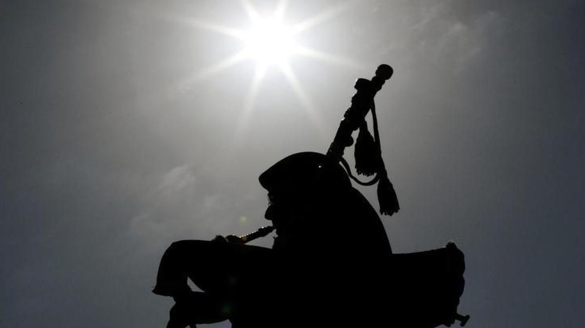 Doctors say mold and fungi lurking inside bagpipes probably caused a fatal infection they called “bagpipe lung” that killed a British musician.