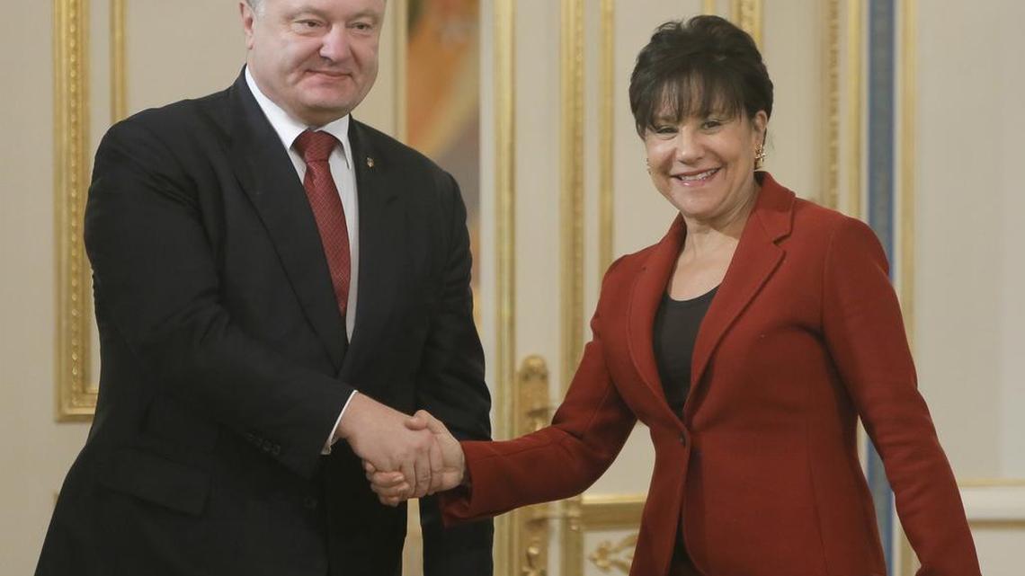 Ukrainian President Petro Poroshenko welcomed U.S. Commerce Secretary Penny Pritzker in Kiev on Monday.