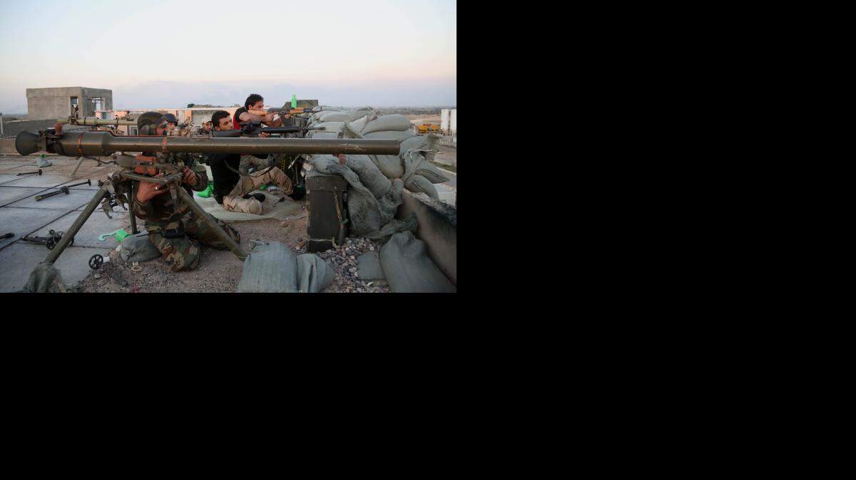 
Iraqi security forces and allied Shiite militiamen clash with Islamic State fighters at the frontline in the Qadisiyah neighborhood in Tikrit, 130 kilometers (80 miles) north of Baghdad, Iraq, March 15, 2015
