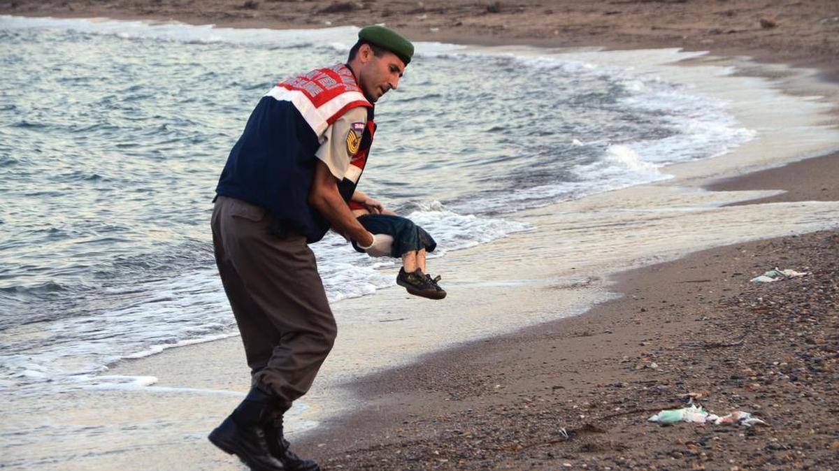 
A paramilitary police officer carries the lifeless body of a migrant child after a number of migrants died and a smaller number were reported missing after boats carrying them to the Greek island of Kos capsized, near the Turkish resort of Bodrum early Wednesday, Sept. 2, 2015.
