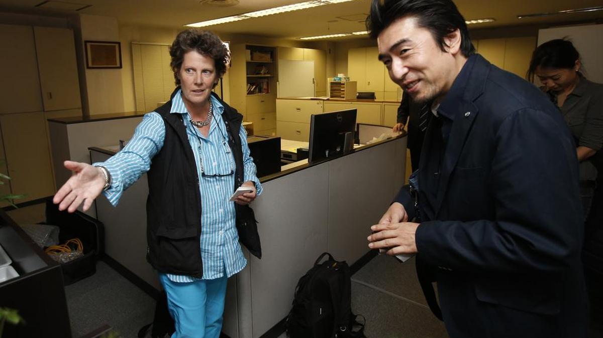 
Filmmaker Jan Thompson, left, greets Hidetoshi Tojo, the great-grandson of wartime prime minister Hideki Tojo, who was executed as a war criminal after the World War II, prior to her interview with him in Tokyo. Thompson, a three-time Emmy award-winning documentary director, directed “Never the Same,” a 2013 documentary about how American soldiers held captive by the Japanese survived. Now she is reaching out to descendants of Japan’s wartime leaders, and also plans to interview survivors of U.S. atomic bombings and other war victims, to convey their side of the story.
