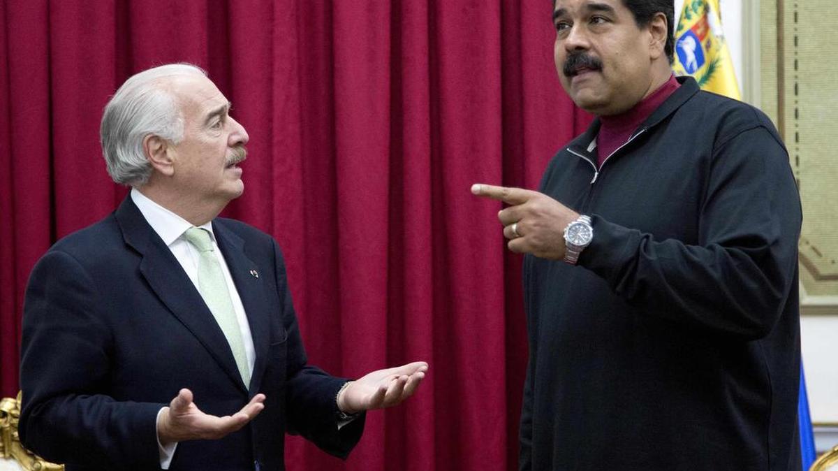 Colombia's former President Andres Pastrana, left, and Venezuela's President Nicolas Maduro talk before the start of a private meeting at Miraflores presidential palace in Caracas, Venezuela, Saturday, Dec. 5, 2015. Pastrana met with Maduro as a representative of Venezuela's opposition coalition, Mesa de Unidad, or MUD, ahead of the country’s congressional election.