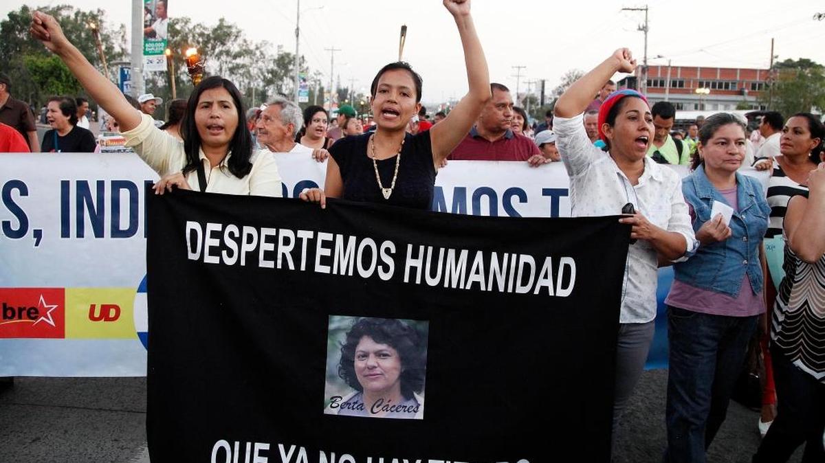Lidia Marcela Zúniga, center, a daughter of slain environmentalist and indigenous leader Berta Cáceres, marched on Friday in Tegucigalpa to demand justice over the murder of her mother.