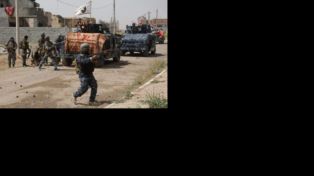 
Iraqi security forces attack Islamic State extremists during clashes to regain the city of Tikrit, 80 miles north of Baghdad, Iraq, March 30, 2015.
