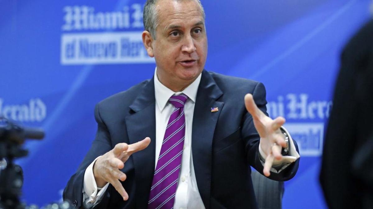 Rep. Mario Diaz-Balart speaks to the editorial board at the Miami Herald on Oct. 12, 2016.