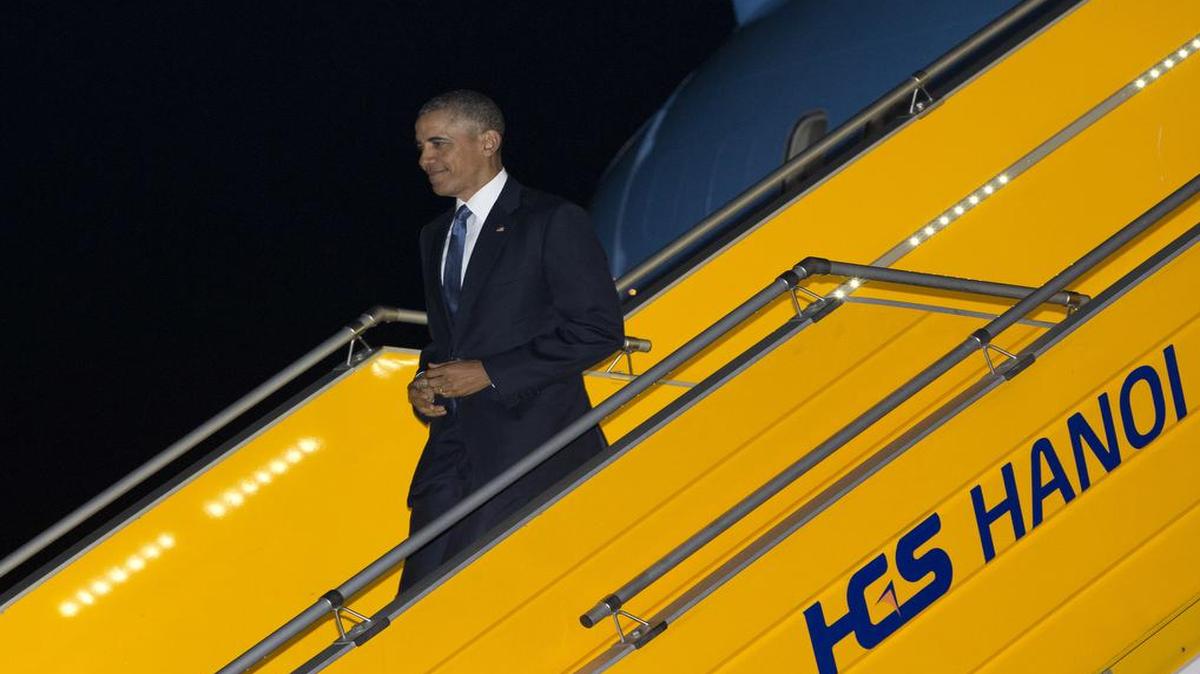 U.S. President Barack Obama arrives on Air Force One at Noi Bai International Airport in Hanoi, Vietnam, Sunday, May 22, 2016. The president is on a weeklong trip to Asia as part of his effort to pay more attention to the region and boost economic and security cooperation.