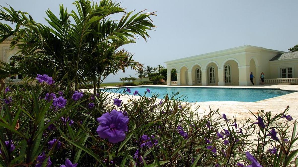 Donald Trump sold this Palm Beach mansion for $95 million to a Russian billionaire in 2008. Russian fertilizer billionaire Dmitry Rybolovlev purchased the roughly 60,000-square-foot (5,575-square-meter) oceanfront home and then tore it down and is selling the oceanfront property.
