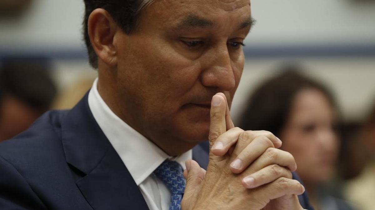 United Airlines CEO Oscar Munoz pauses while testifying on Capitol Hill in Washington, Tuesday, May 2, 2017, before a House Transportation Committee oversight hearing.