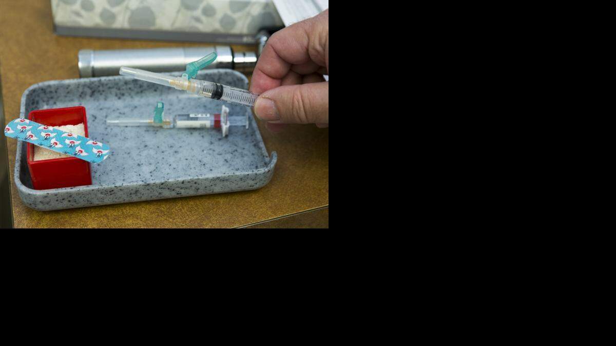 Una sola dosis de la vacuna contra el virus del sarampión-paperas-rubéola o la vacuna MMR, está lista en la clínica del Dr. Charles Goodman en Northridge, California. En California se presentaron más de un centenar de infectados desde finales de 2014 tras el inicio de un brote en el parque temático Disneylandia, que luego se expandió a varias regiones del país, e incluso a Canadá y México.
