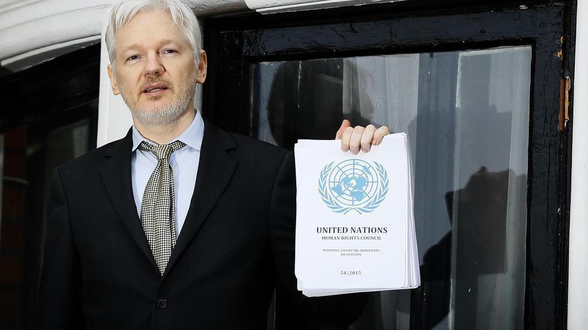 In a sharp reversal from previous agreement with President Donald Trump, WikiLeaks tweeted out critical messages about Trump’s decision not to release his tax returns on Sunday.